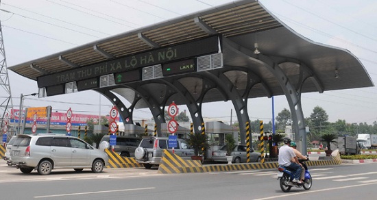 Ôtô né trạm thu phí, giao thông thêm bất ổn